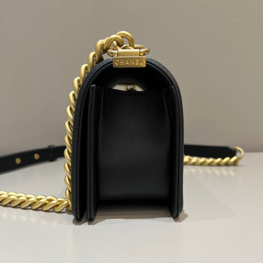 CH SMALL BOY HANDBAG 20 Calfskin Black