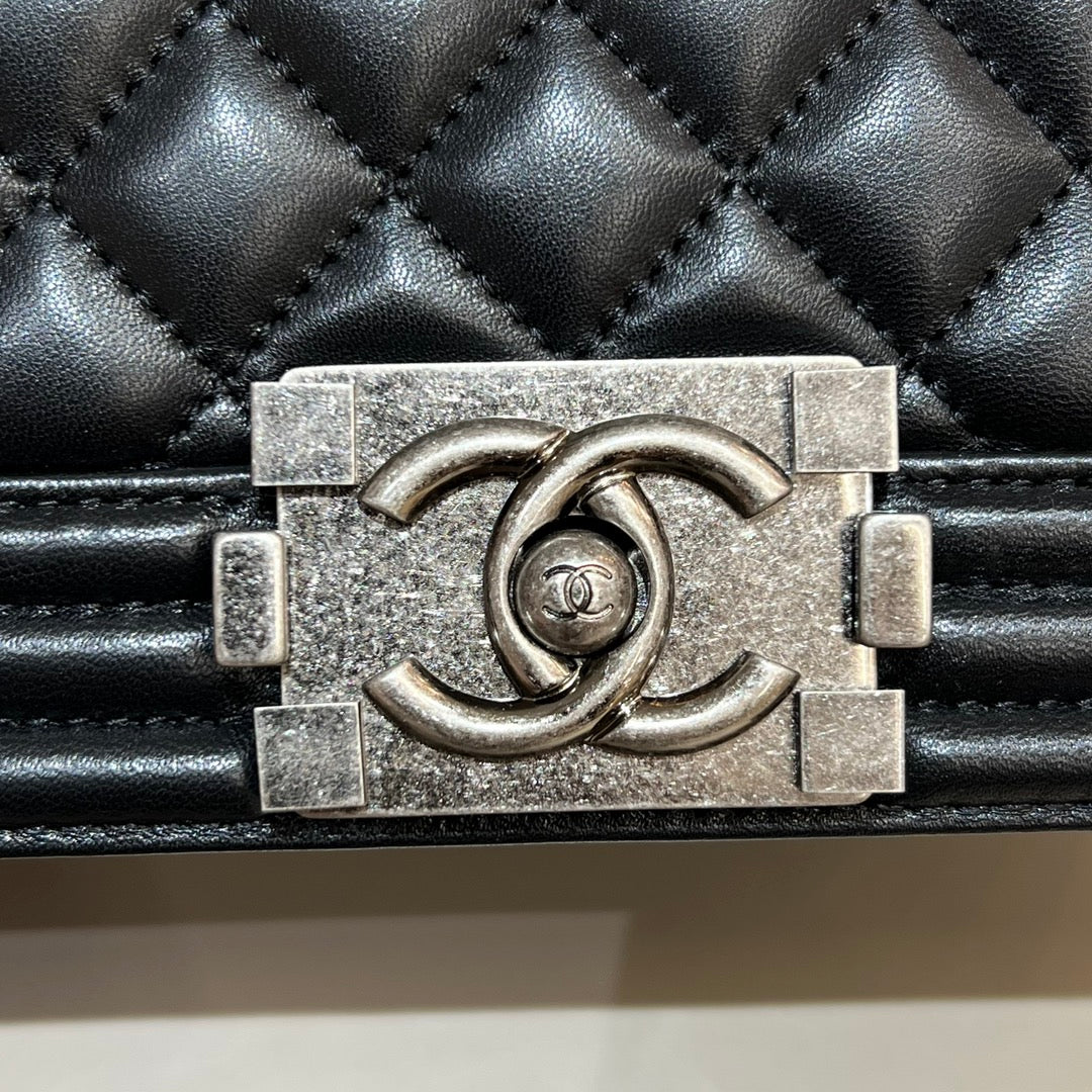 CH SMALL BOY HANDBAG 20 Lambskin Black