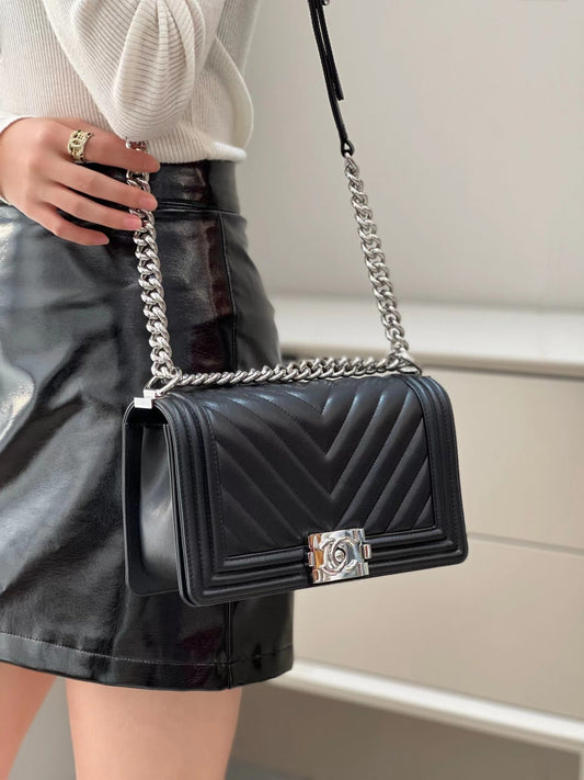 CH BOY HANDBAG 25 Small Grained Calfskin V Pattern Black