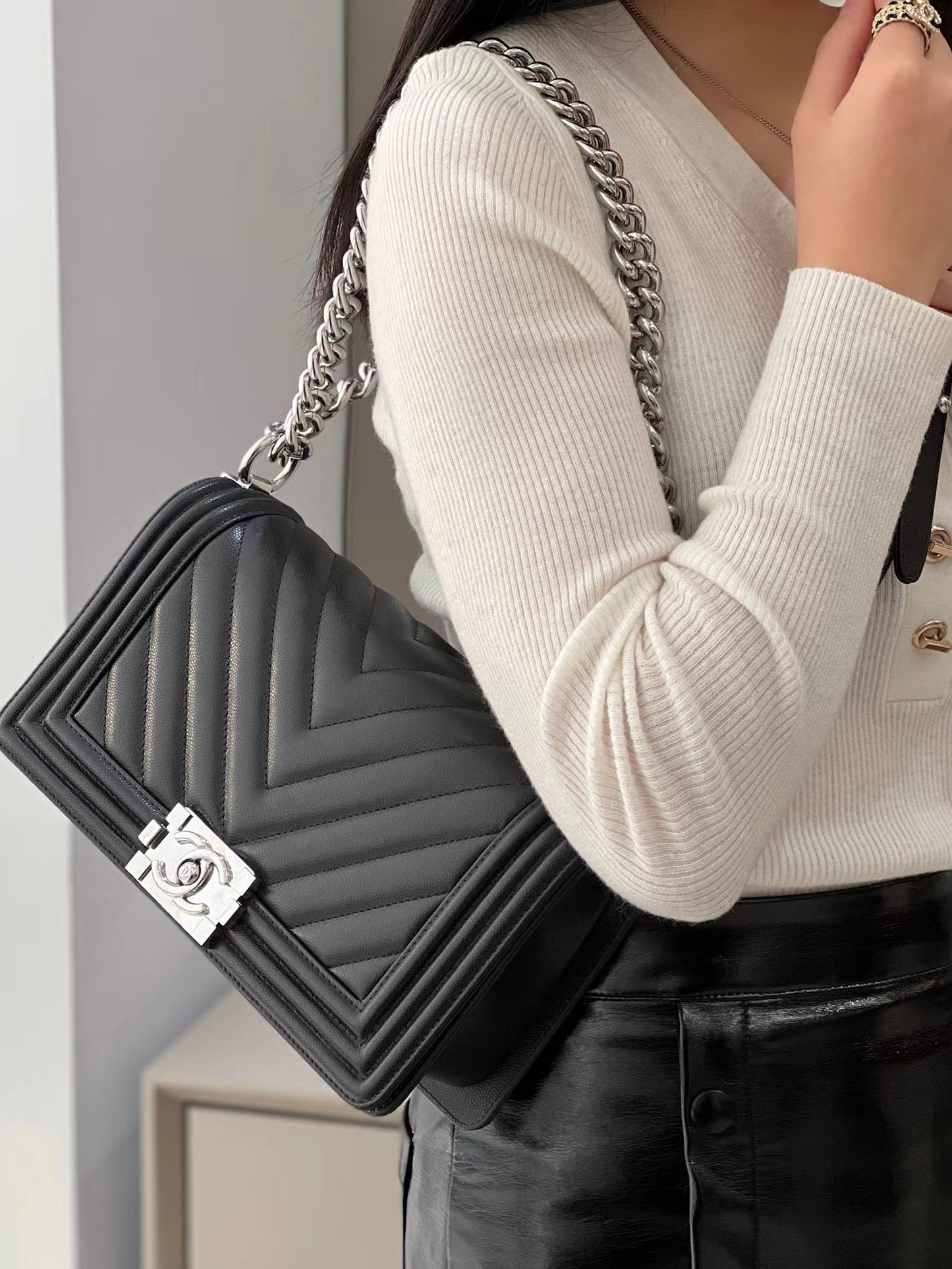 CH BOY HANDBAG 25 Small Grained Calfskin V Pattern Black