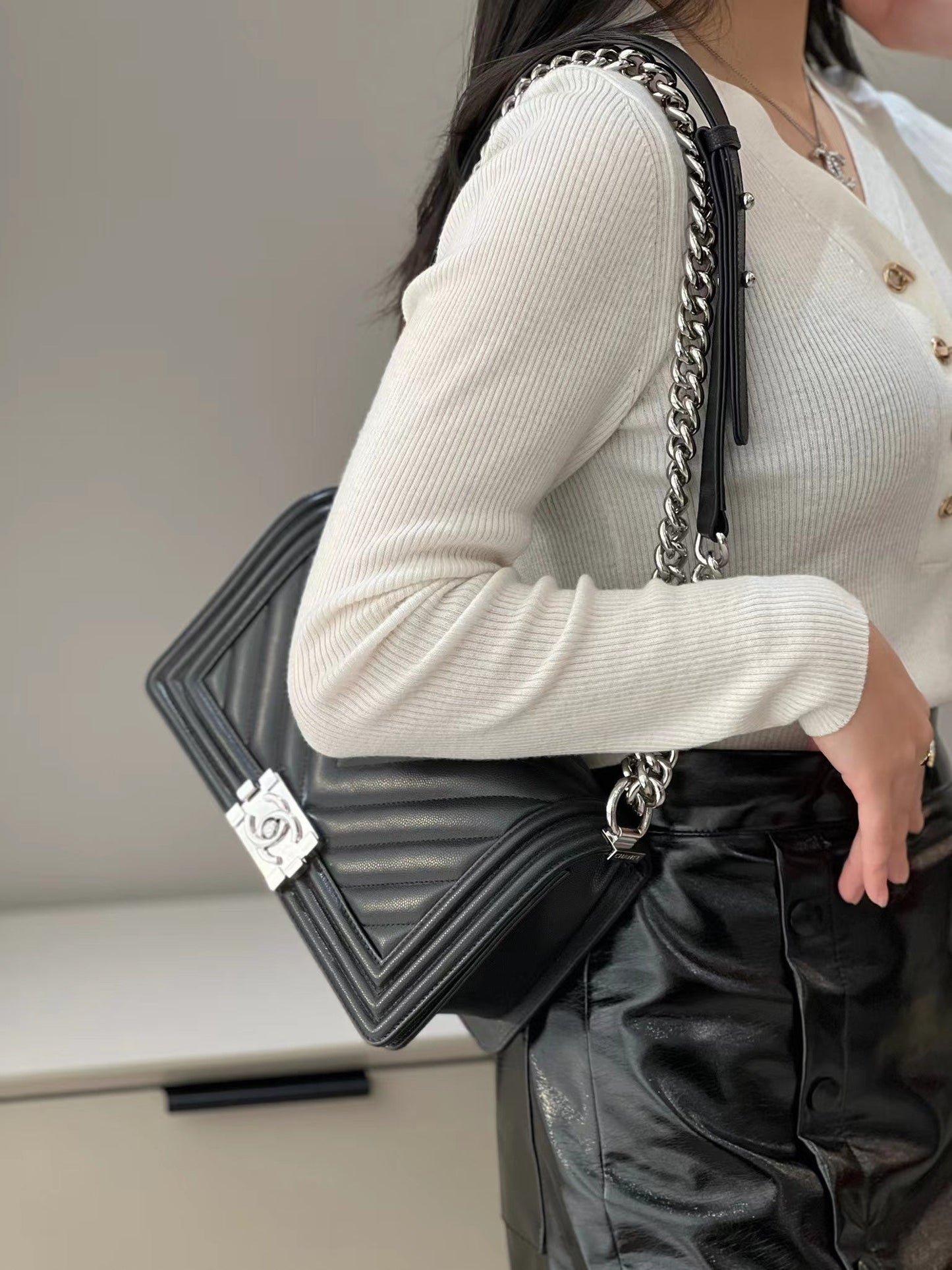 CH BOY HANDBAG 25 Small Grained Calfskin V Pattern Black