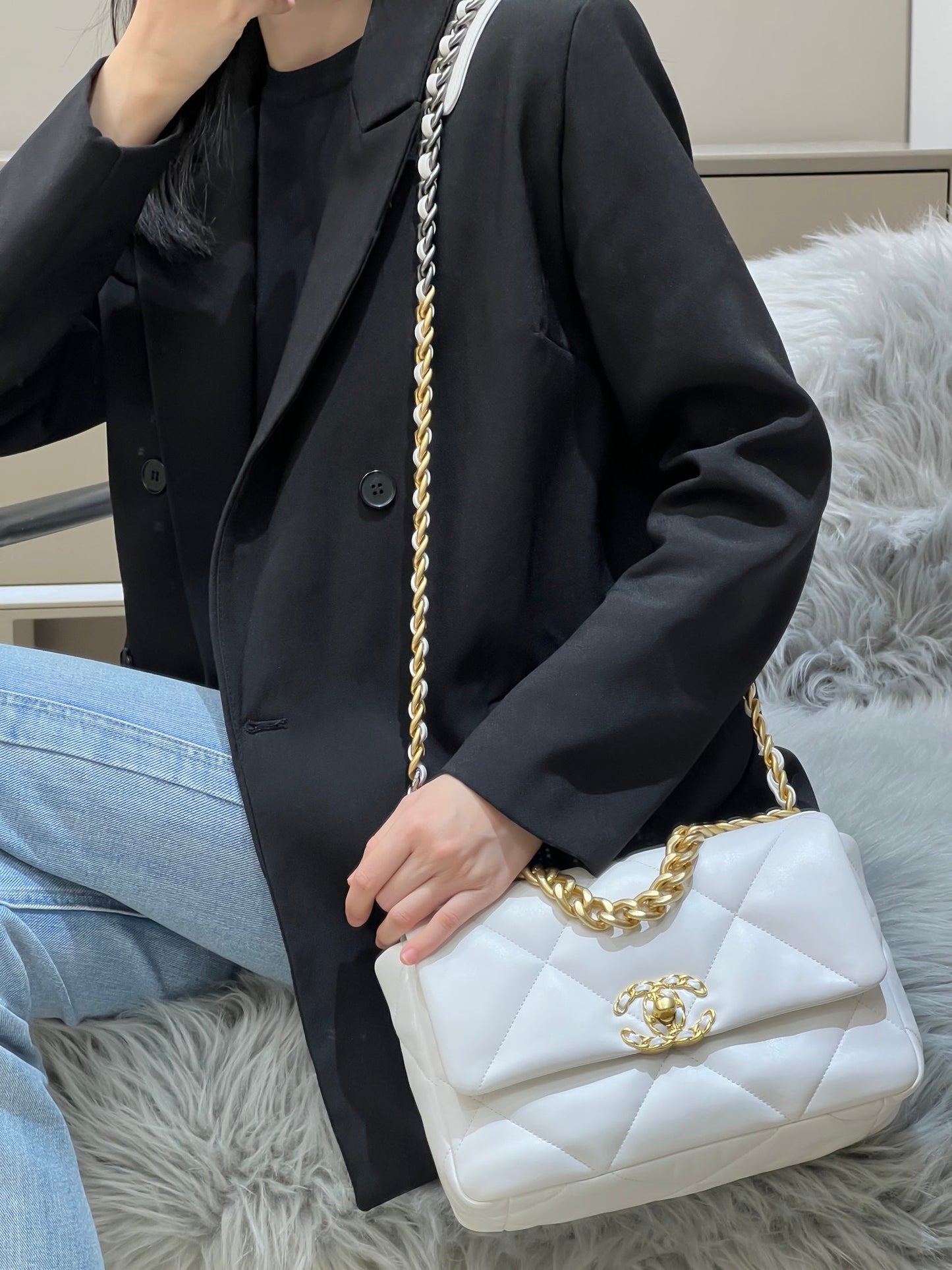 CH 19 HANDBAG 26  Lambskin White