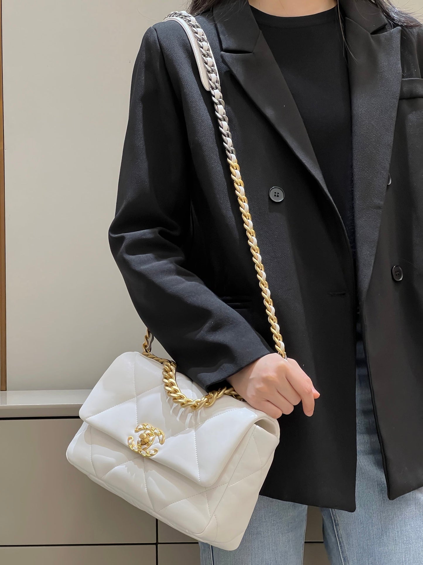 CH 19 HANDBAG 26  Lambskin White