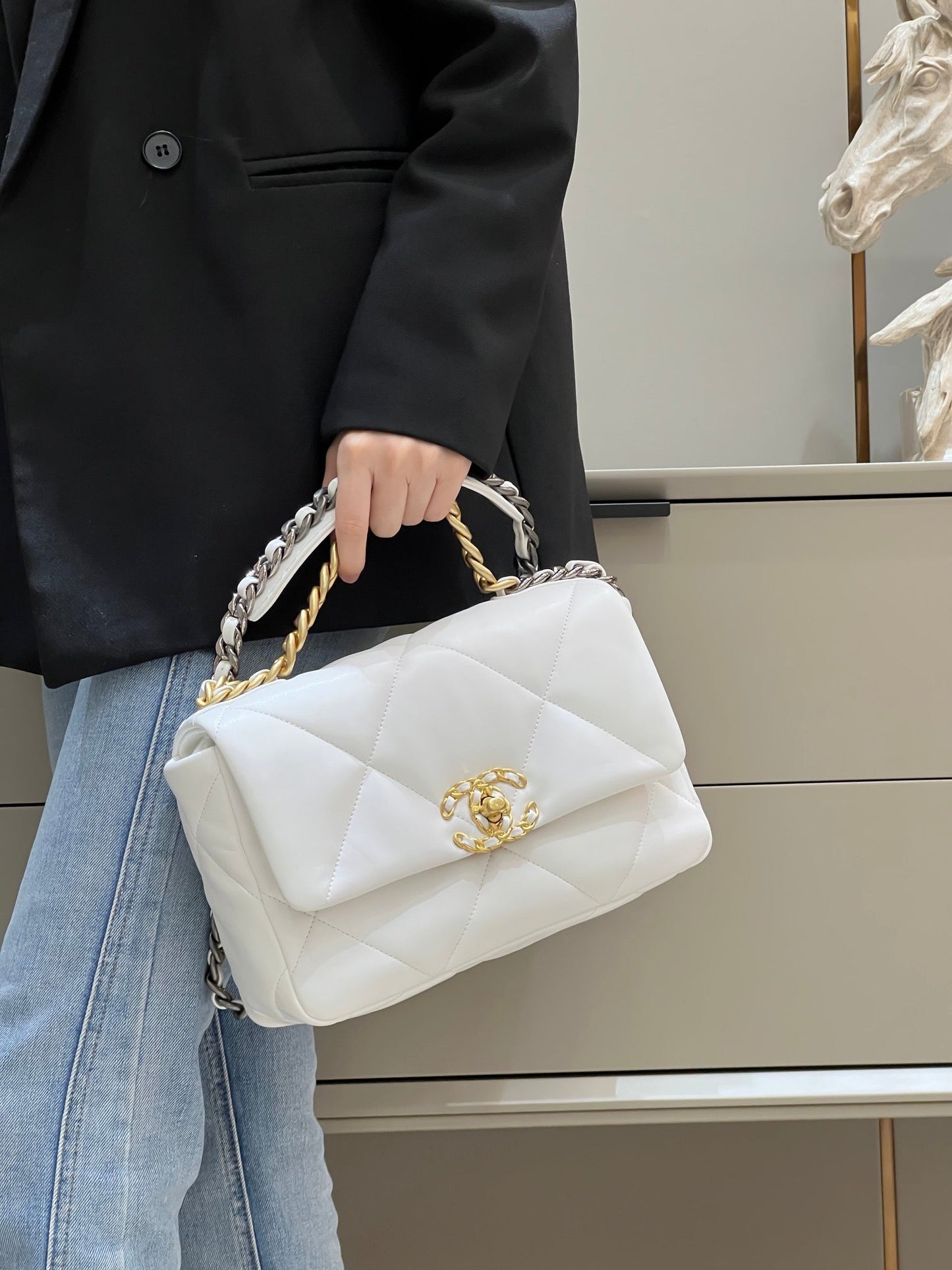 CH 19 HANDBAG 26  Lambskin White