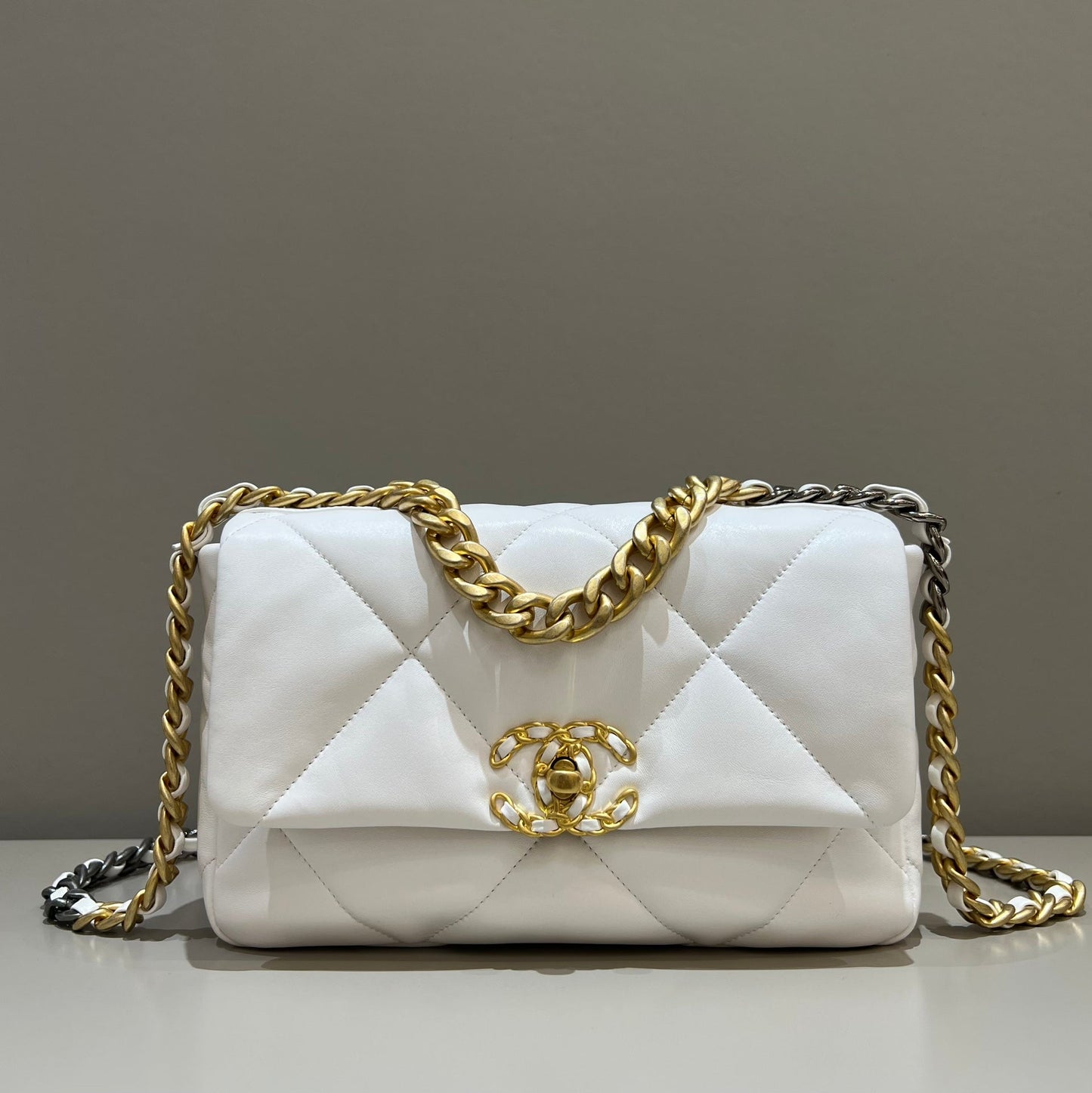 CH 19 HANDBAG 26  Lambskin White