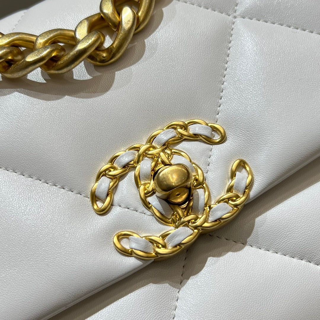 CH 19 HANDBAG 26  Lambskin White
