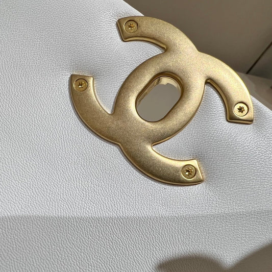 CH 19 HANDBAG 26  Lambskin White