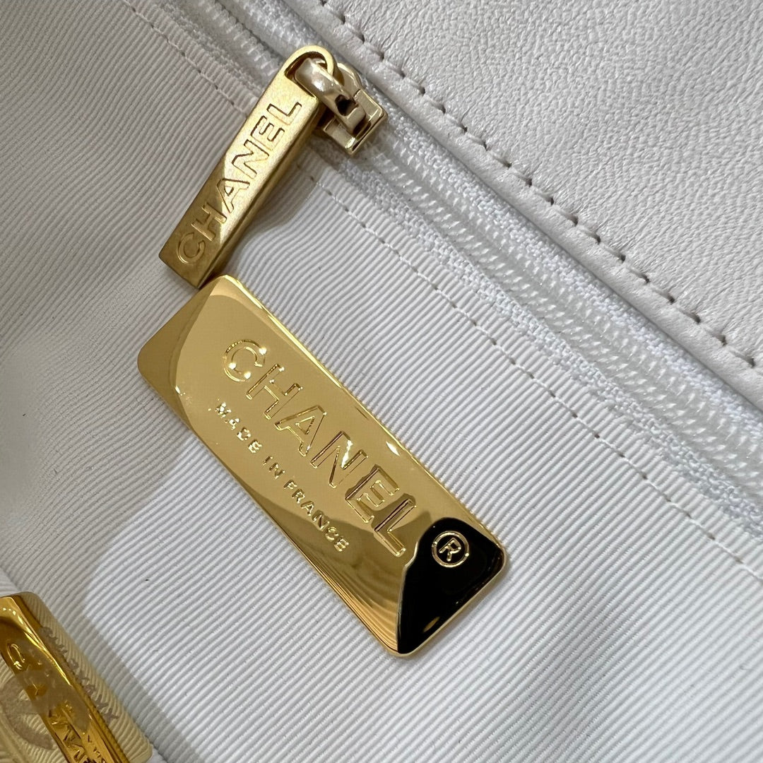 CH 19 HANDBAG 26  Lambskin White