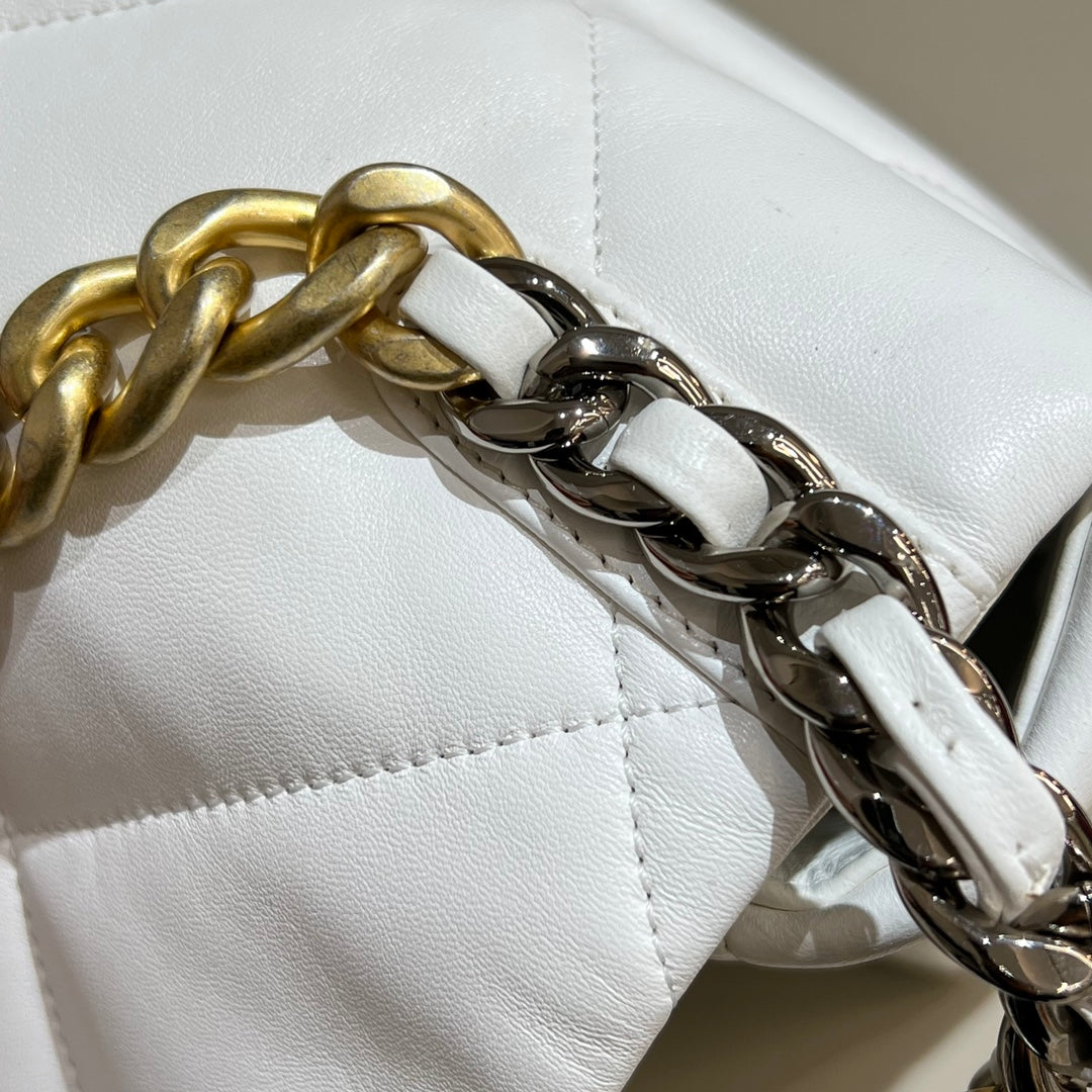 CH 19 HANDBAG 26  Lambskin White