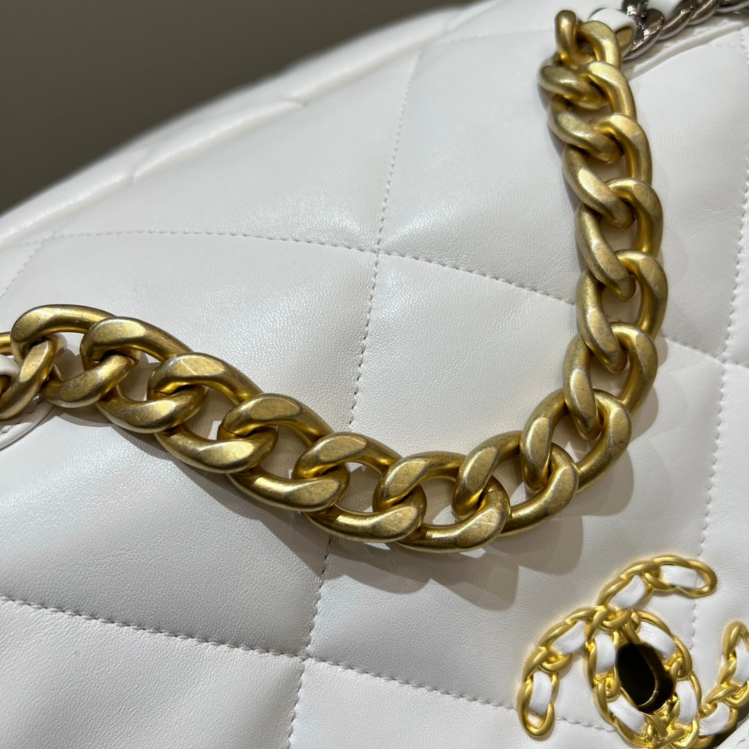 CH 19 HANDBAG 26  Lambskin White