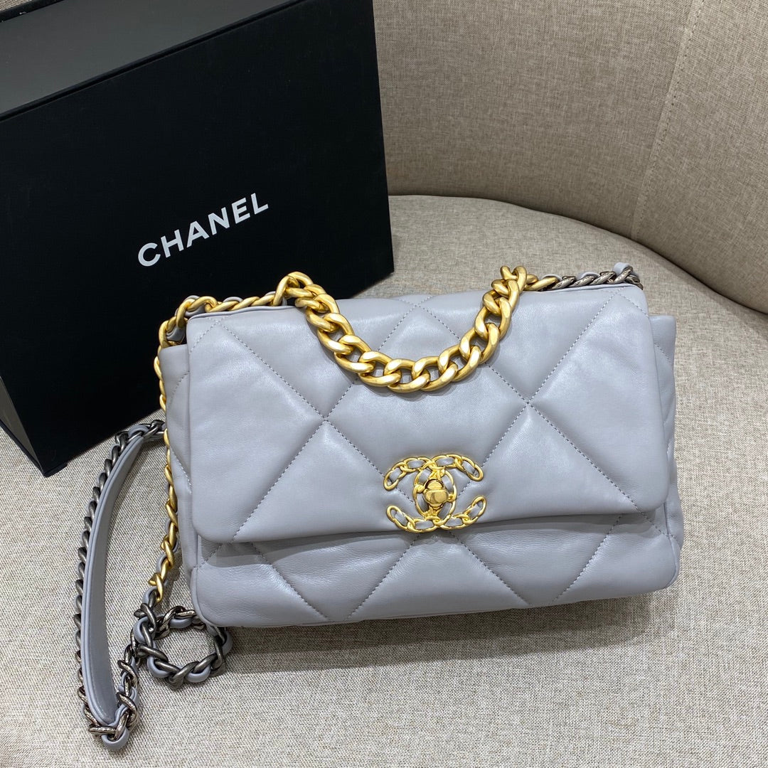 CH  19 HANDBAG 26  Lambskin Light Grey