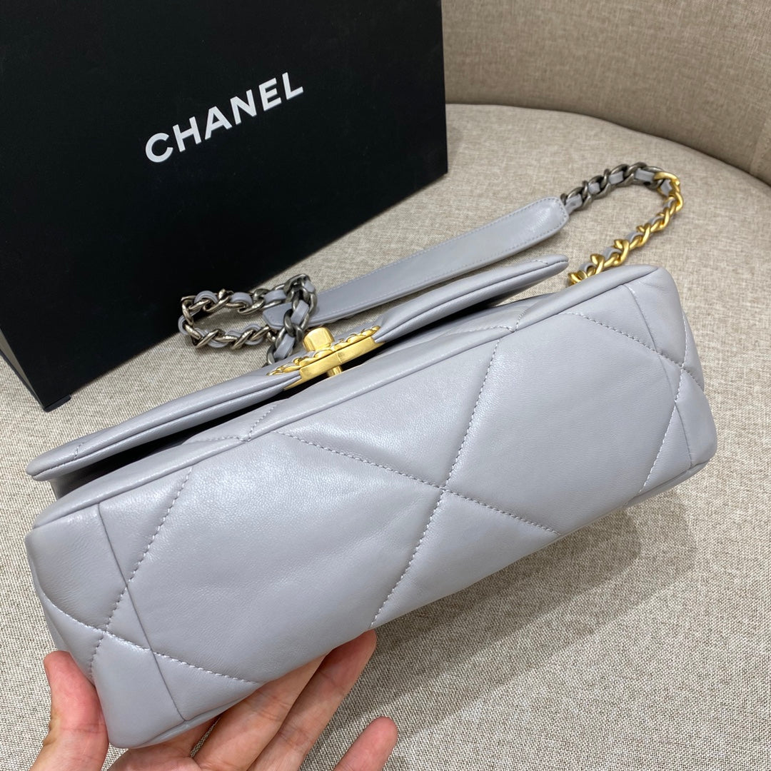 CH  19 HANDBAG 26  Lambskin Light Grey