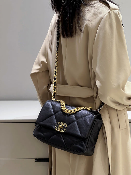 CH  19 HANDBAG 26  Lambskin Black