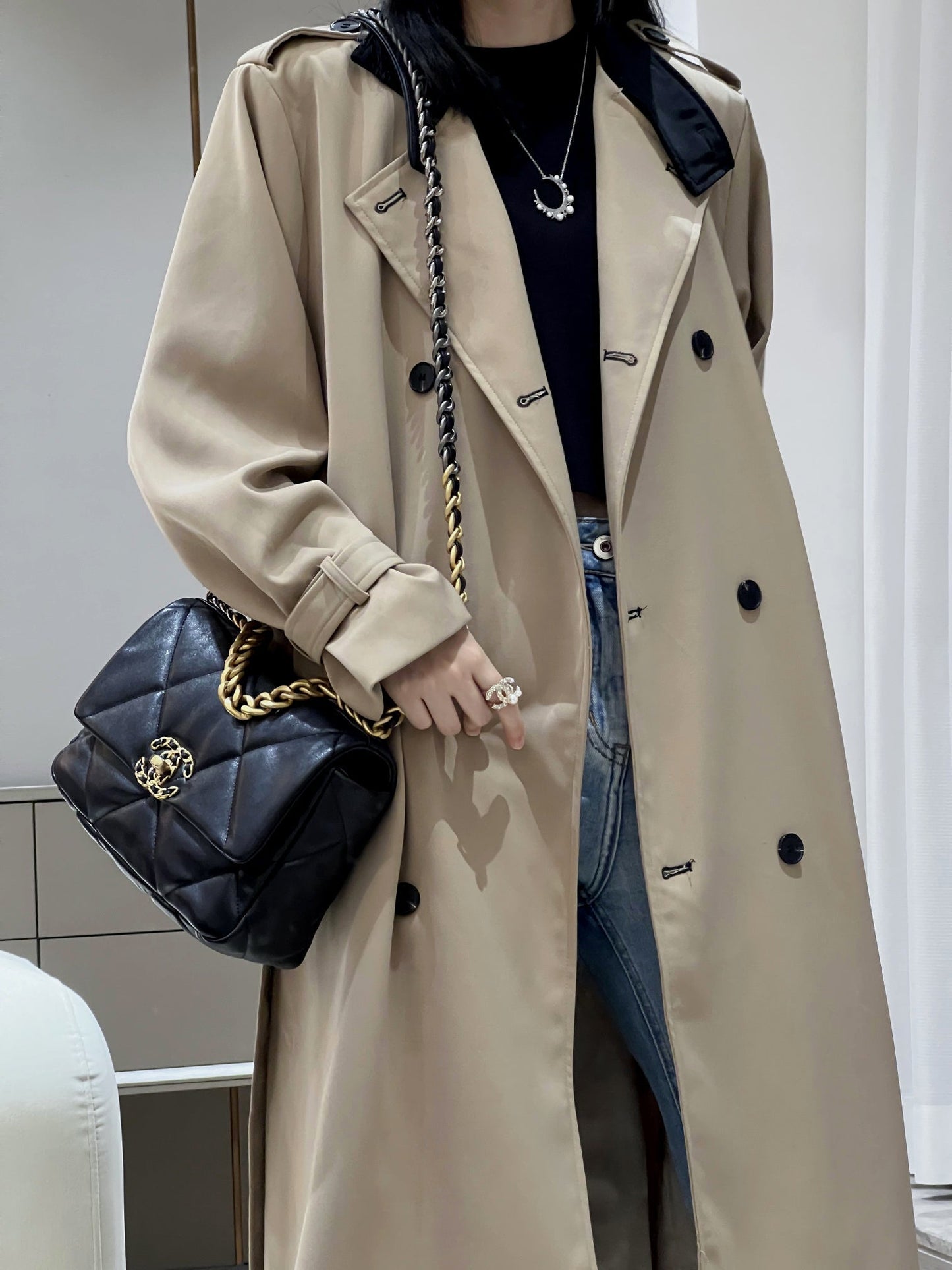 CH  19 HANDBAG 26  Lambskin Black