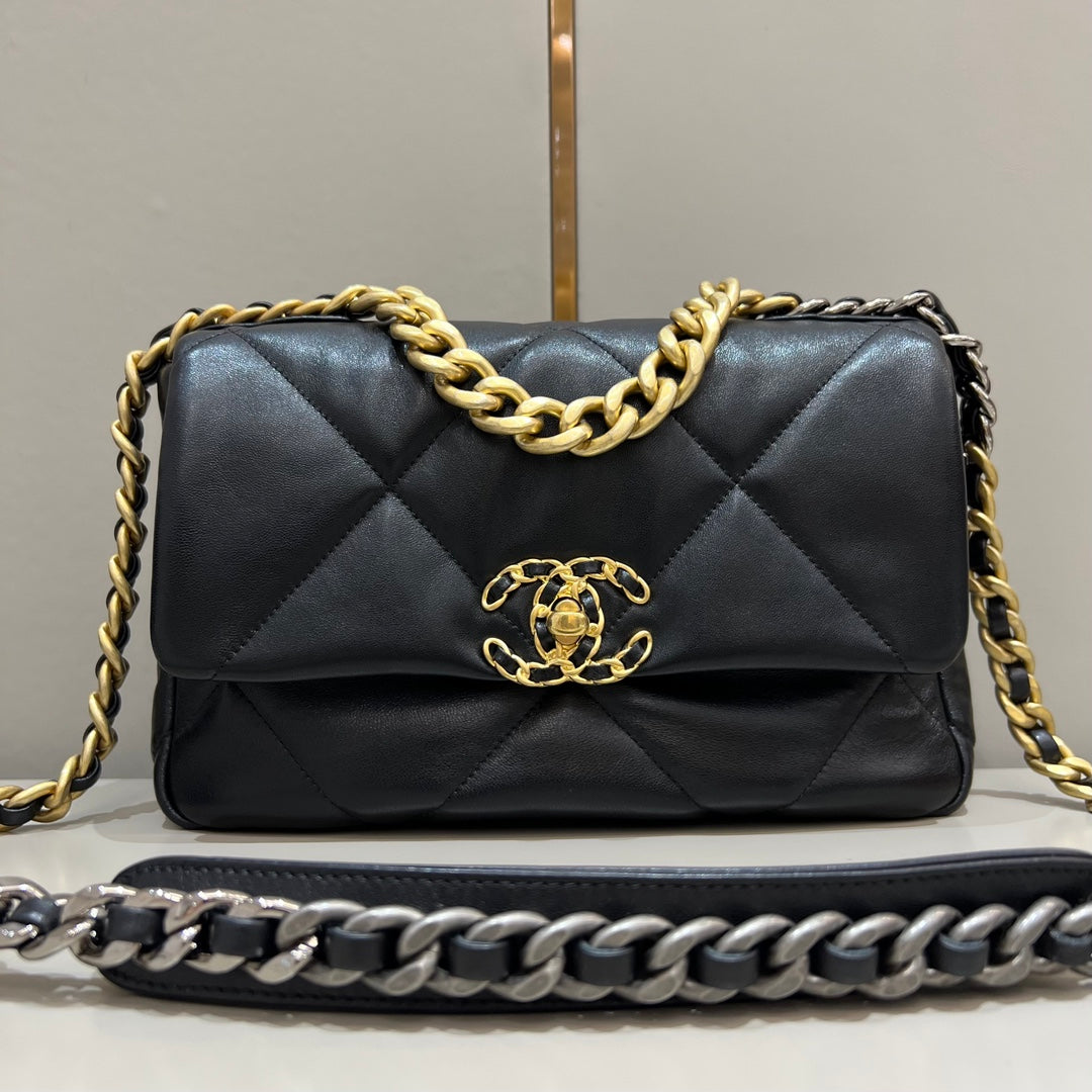 CH  19 HANDBAG 26  Lambskin Black
