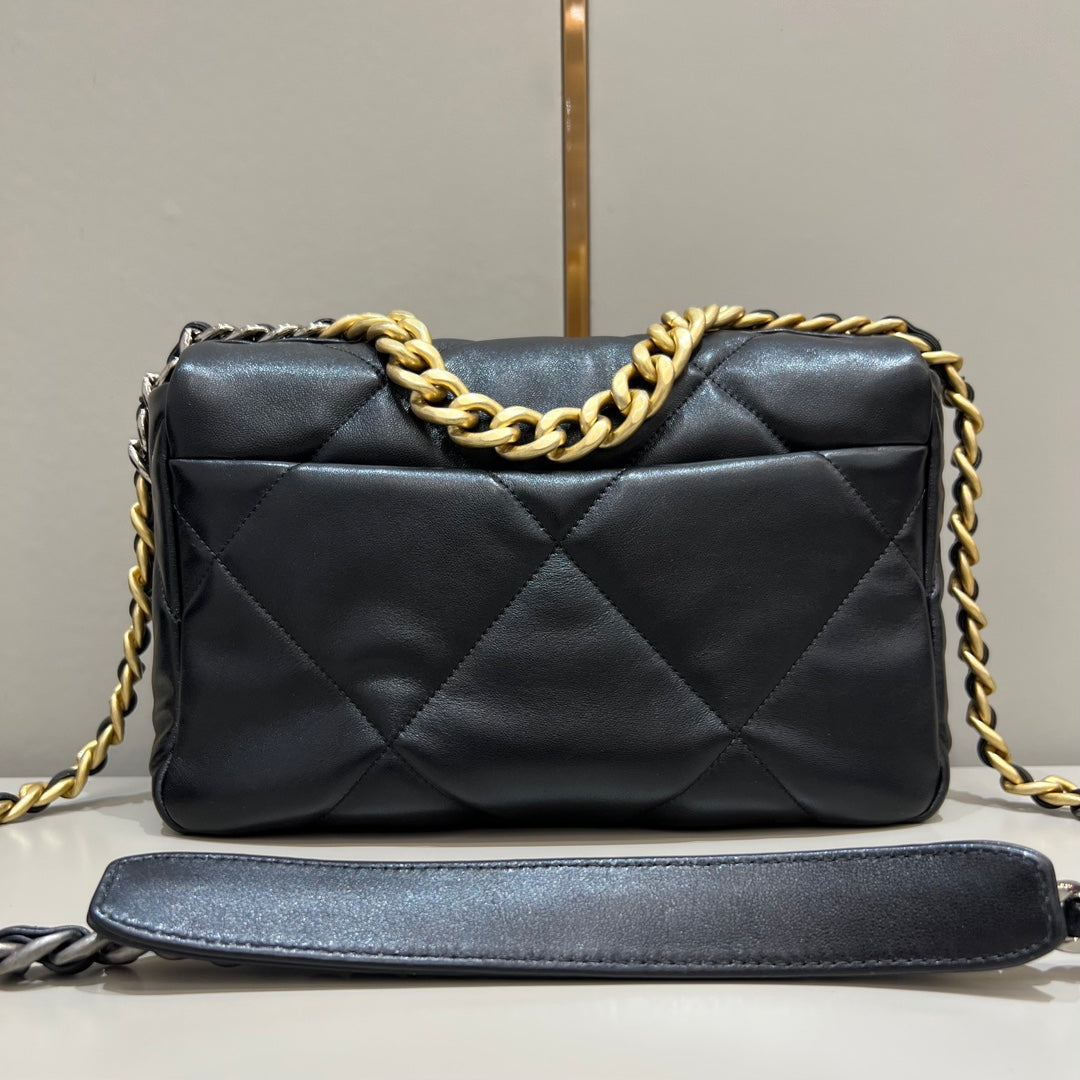 CH  19 HANDBAG 26  Lambskin Black