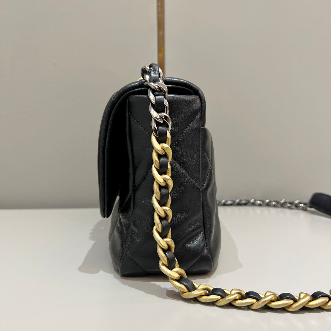 CH  19 HANDBAG 26  Lambskin Black