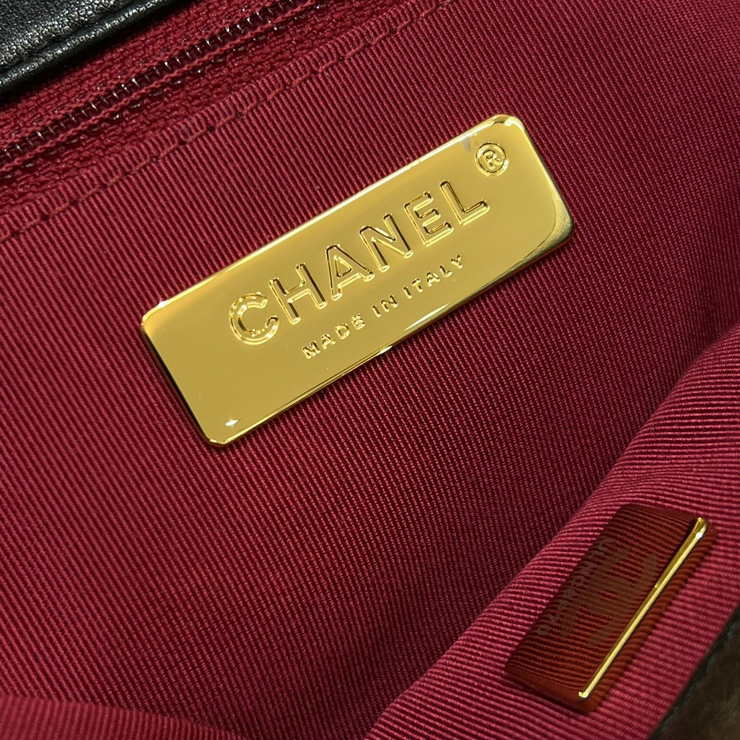 CH  19 HANDBAG 26  Lambskin Black