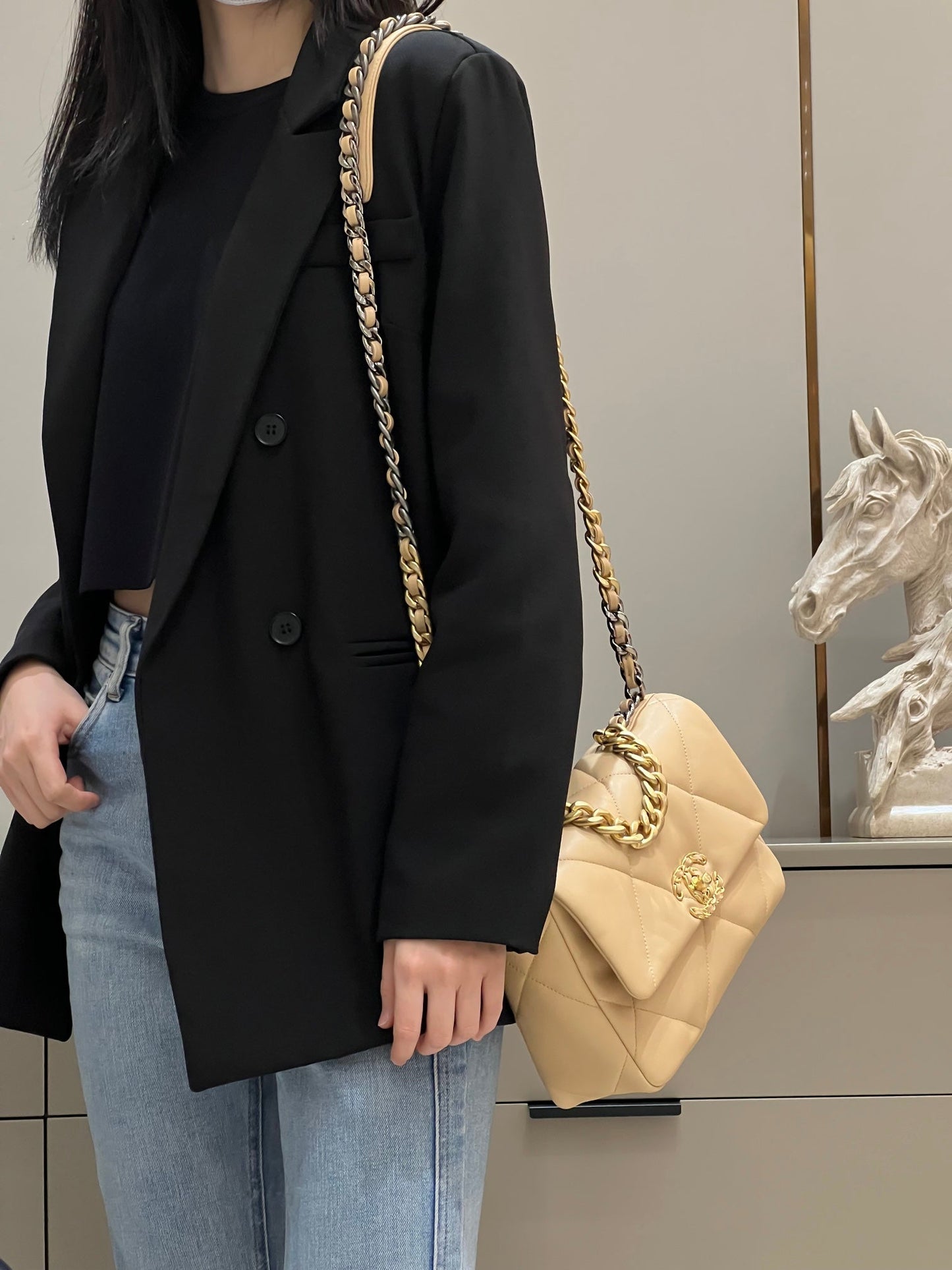 CH  19 HANDBAG 26  Lambskin Chicken Apricot