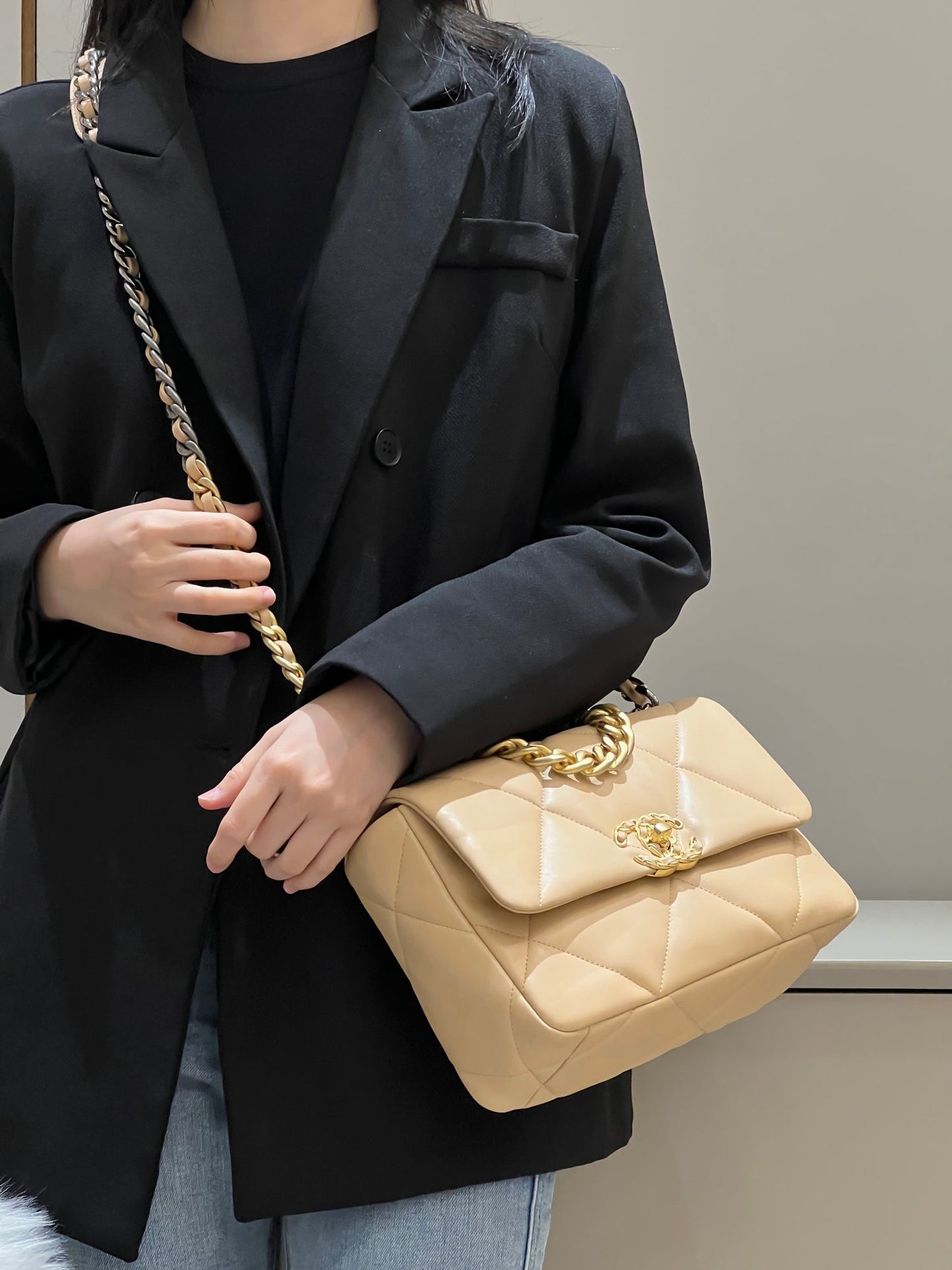 CH  19 HANDBAG 26  Lambskin Chicken Apricot