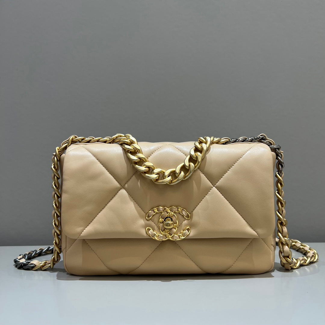 CH  19 HANDBAG 26  Lambskin Chicken Apricot