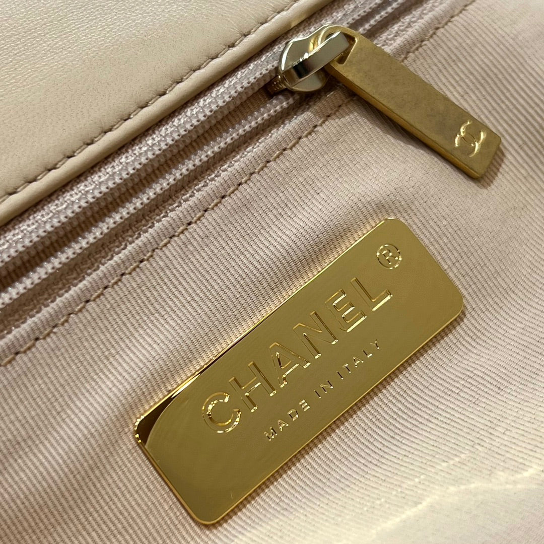 CH  19 HANDBAG 26  Lambskin Chicken Apricot