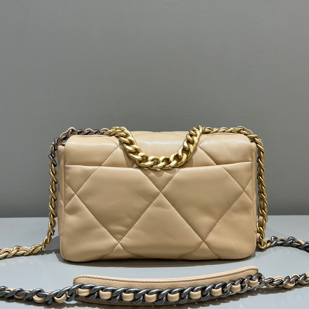 CH  19 HANDBAG 26  Lambskin Chicken Apricot