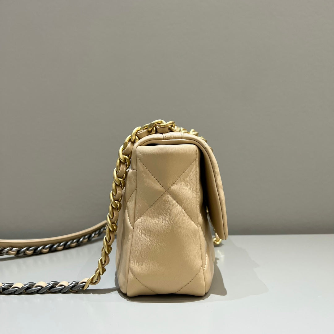 CH  19 HANDBAG 26  Lambskin Chicken Apricot