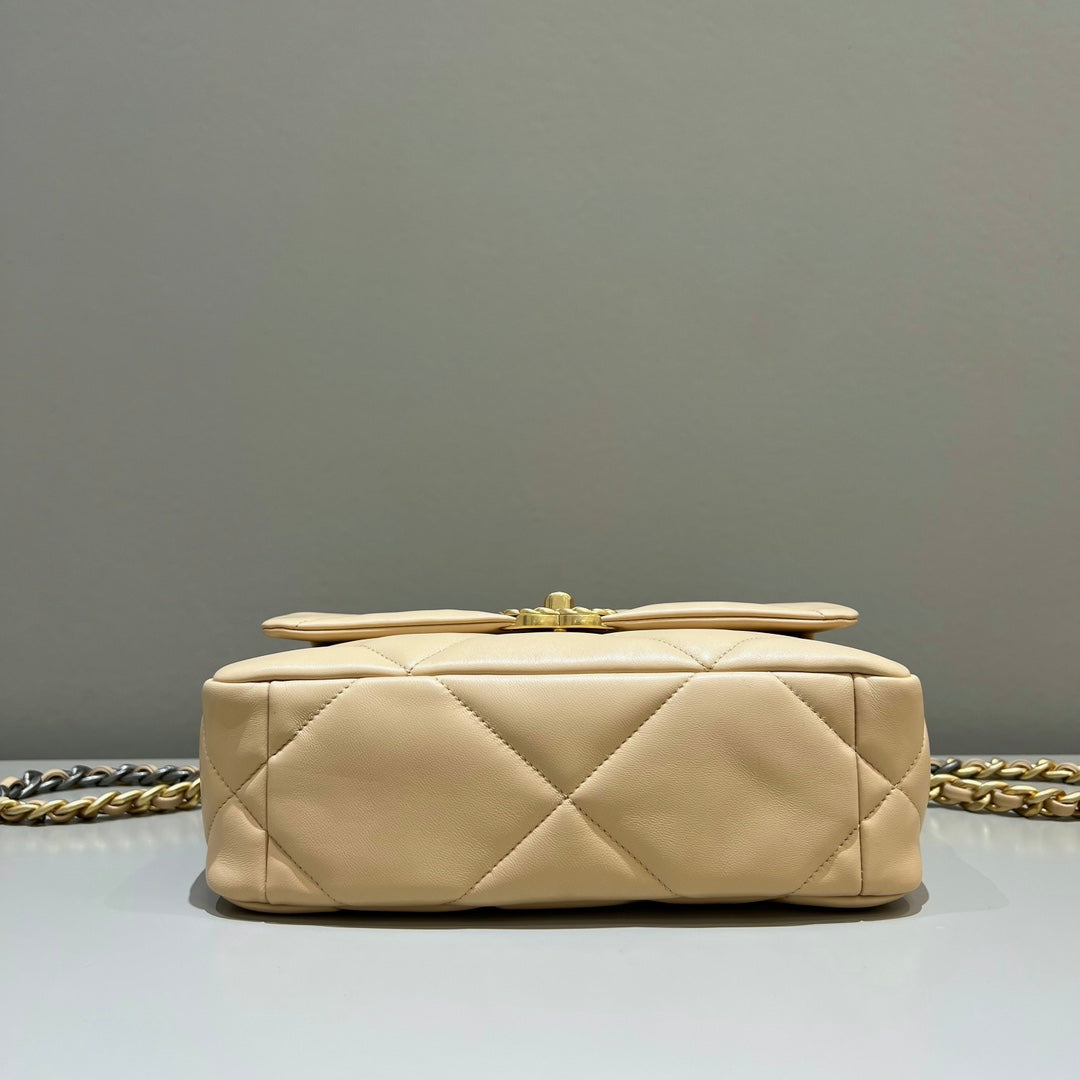 CH  19 HANDBAG 26  Lambskin Chicken Apricot