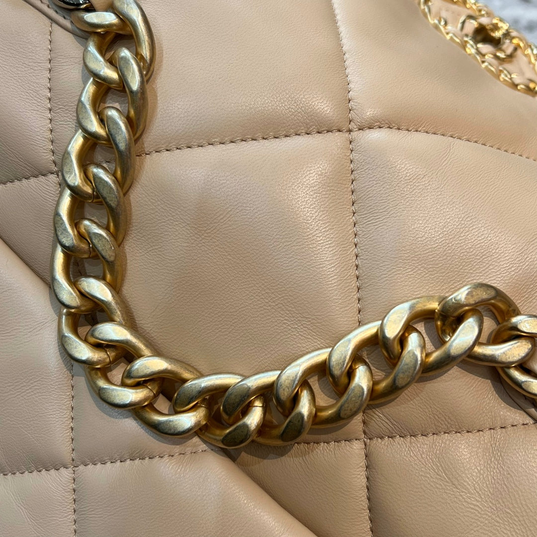 CH  19 HANDBAG 26  Lambskin Chicken Apricot