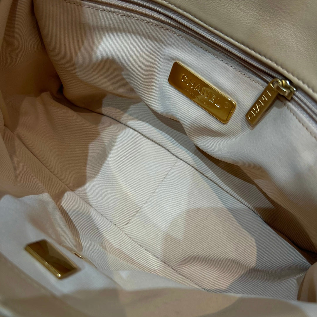 CH  19 HANDBAG 26  Lambskin Chicken Apricot