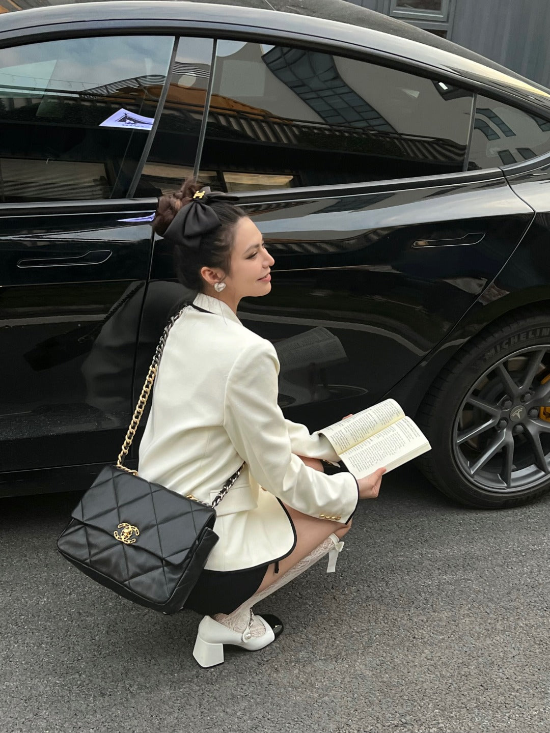 CH  19 LARGE HANDBAG 30  Lambskin Black