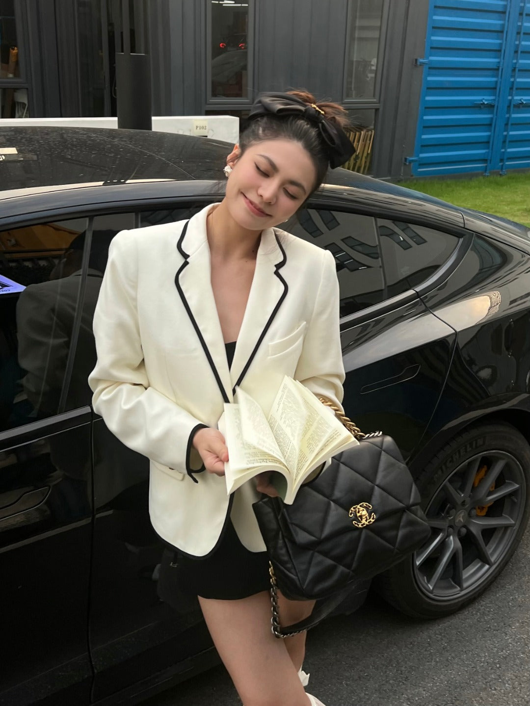 CH  19 LARGE HANDBAG 30  Lambskin Black