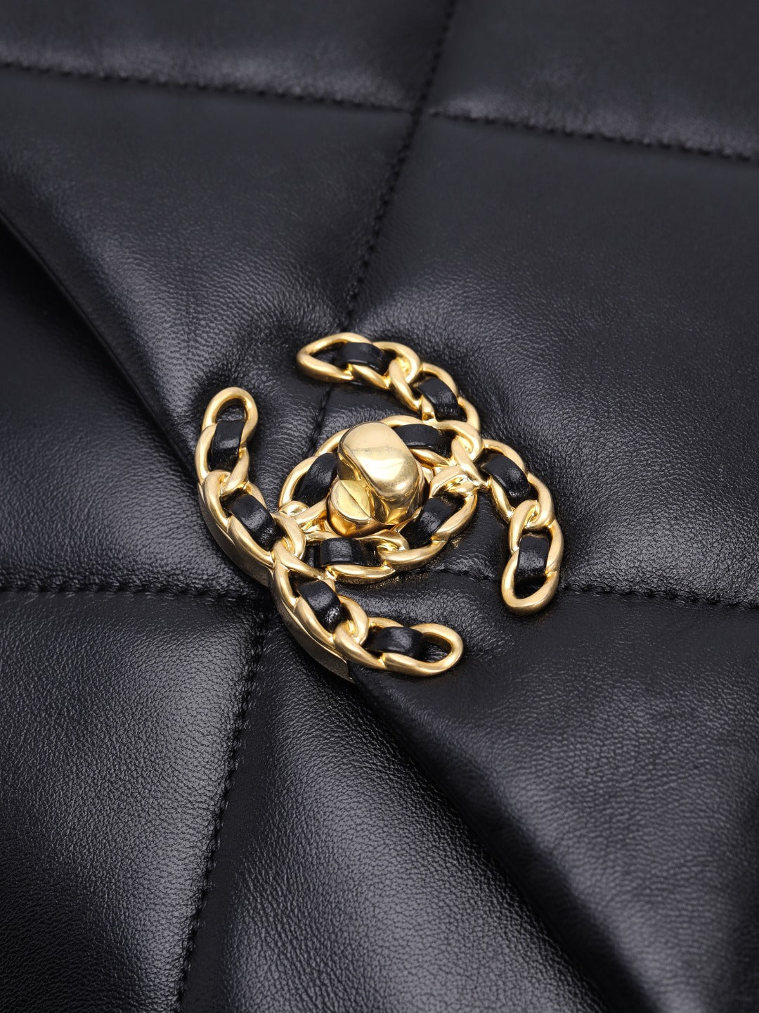 CH  19 LARGE HANDBAG 30  Lambskin Black