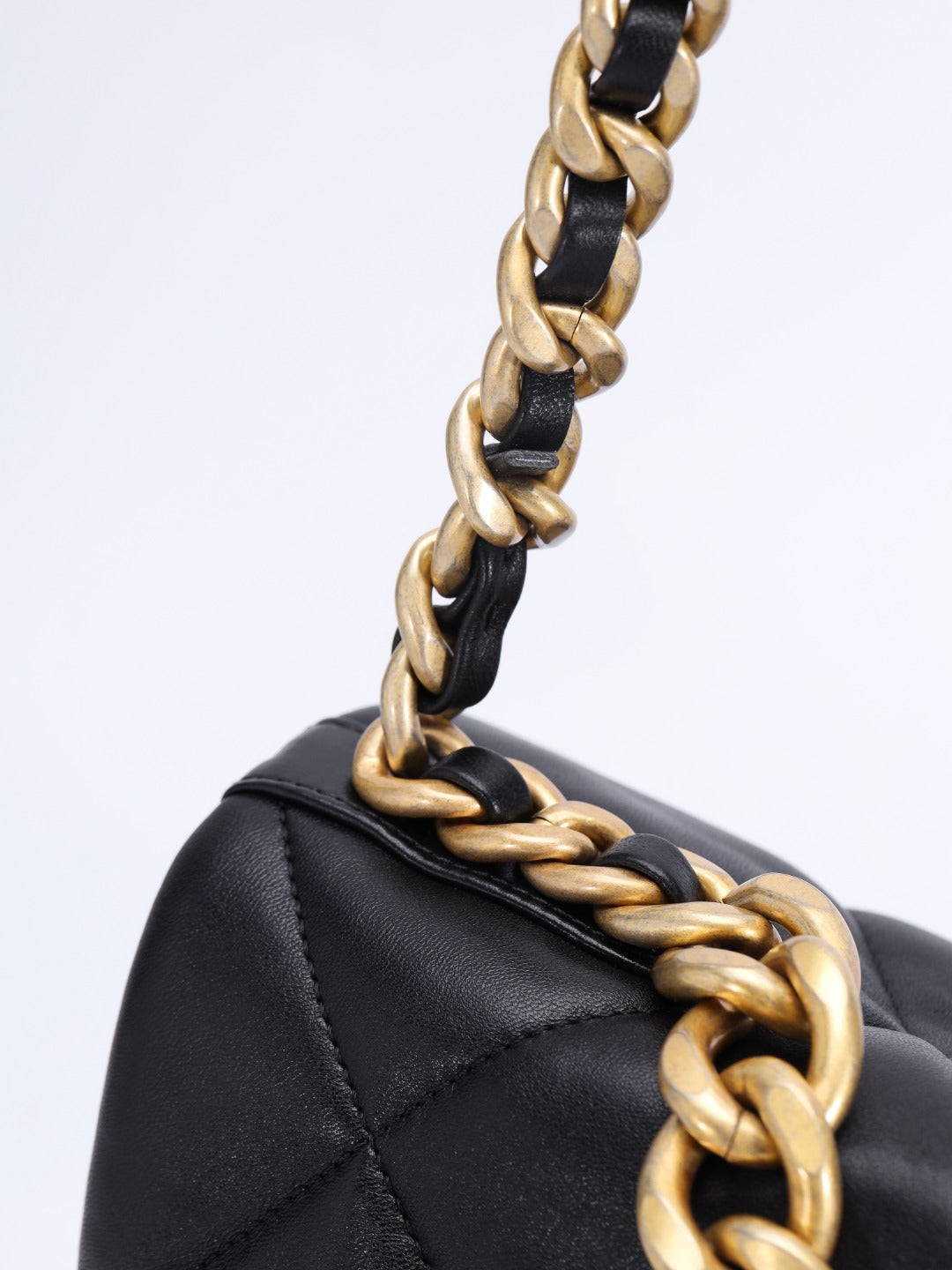 CH  19 LARGE HANDBAG 30  Lambskin Black