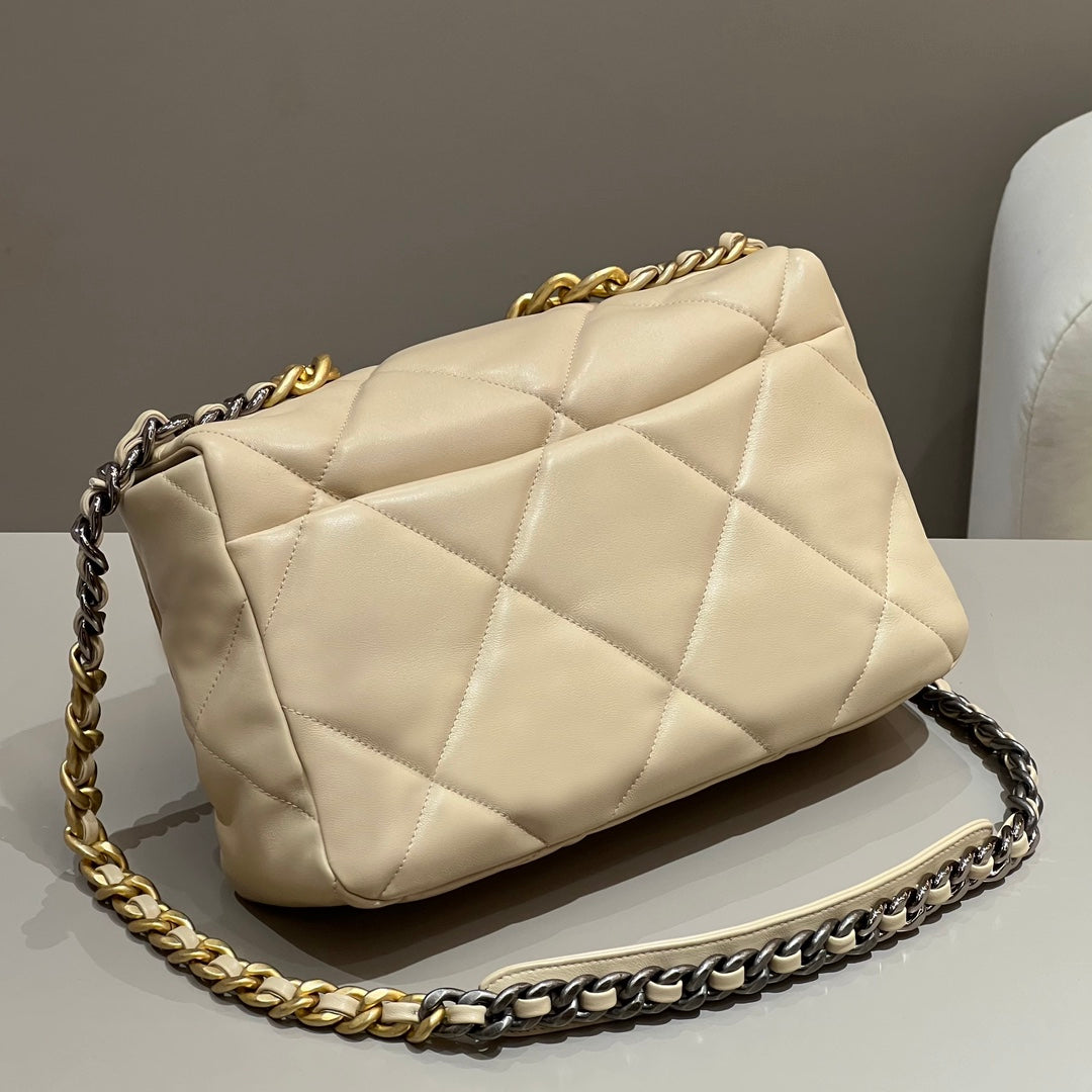 CH  19 LARGE HANDBAG 30  Lambskin Apricot