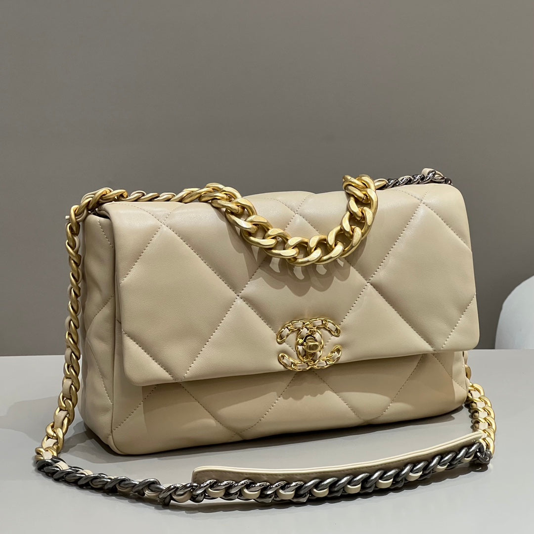 CH  19 LARGE HANDBAG 30  Lambskin Apricot