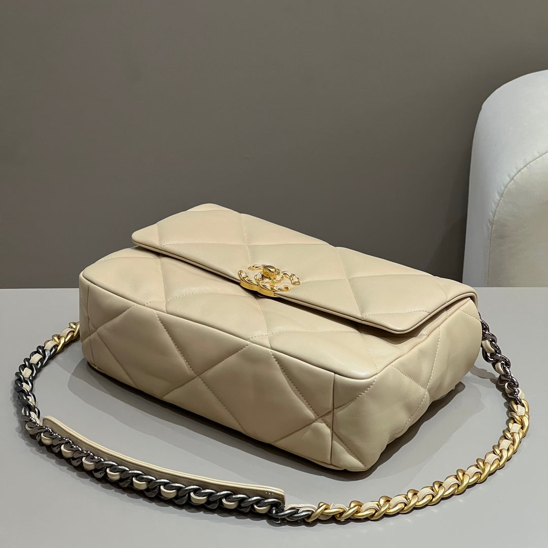 CH  19 LARGE HANDBAG 30  Lambskin Apricot