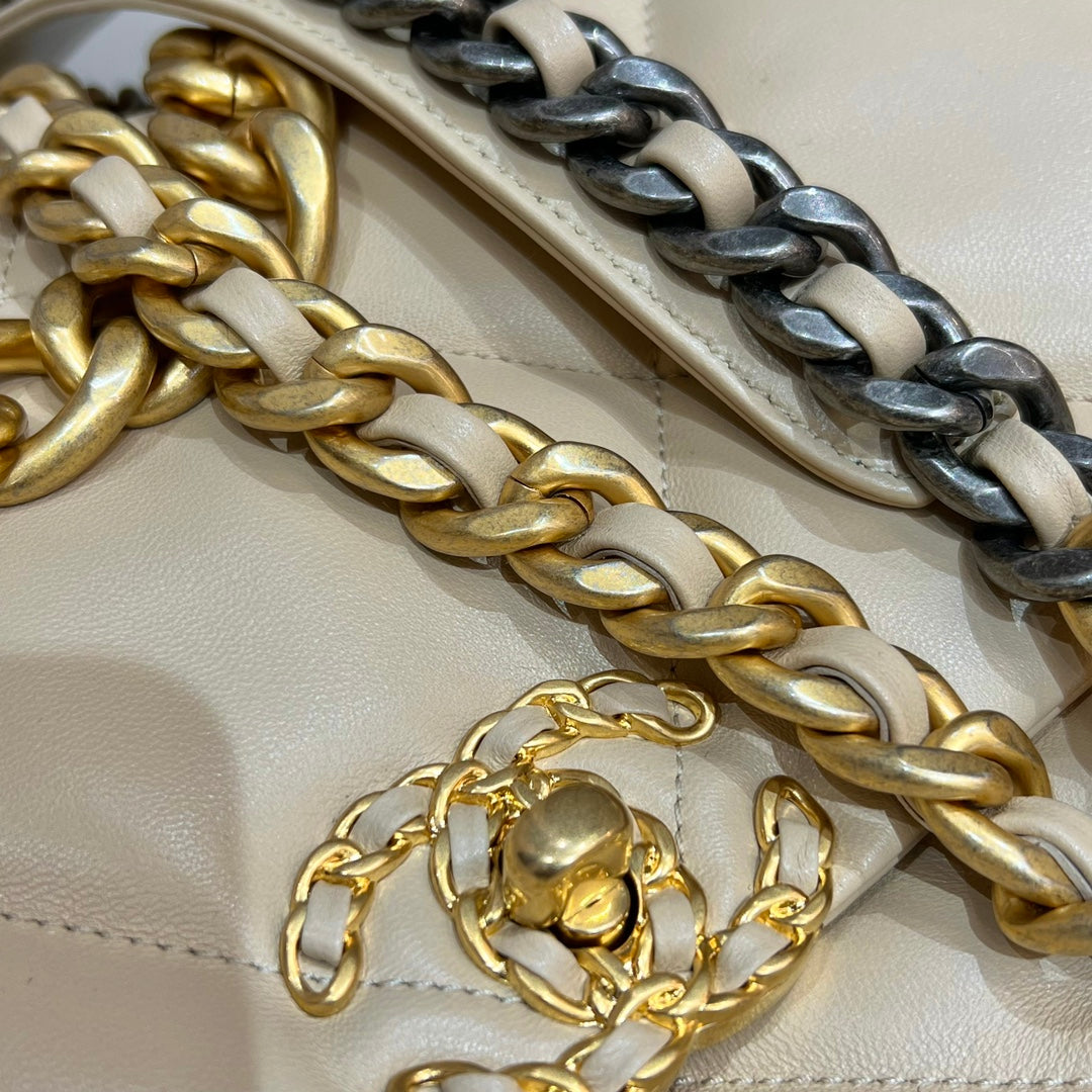 CH  19 LARGE HANDBAG 30  Lambskin Apricot