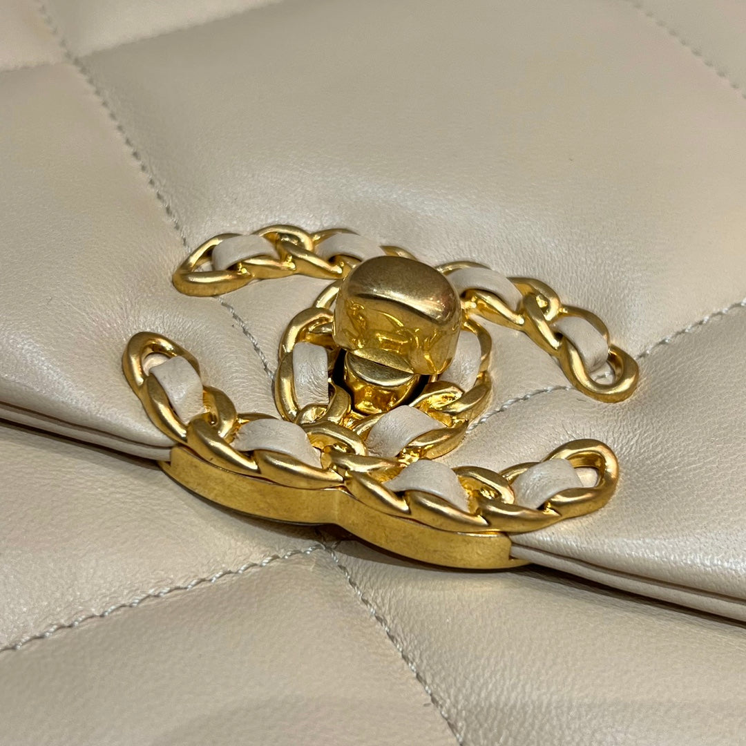 CH  19 LARGE HANDBAG 30  Lambskin Apricot