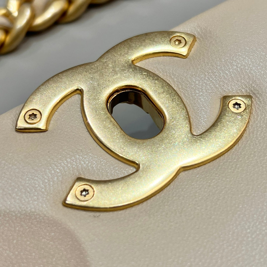 CH  19 LARGE HANDBAG 30  Lambskin Apricot