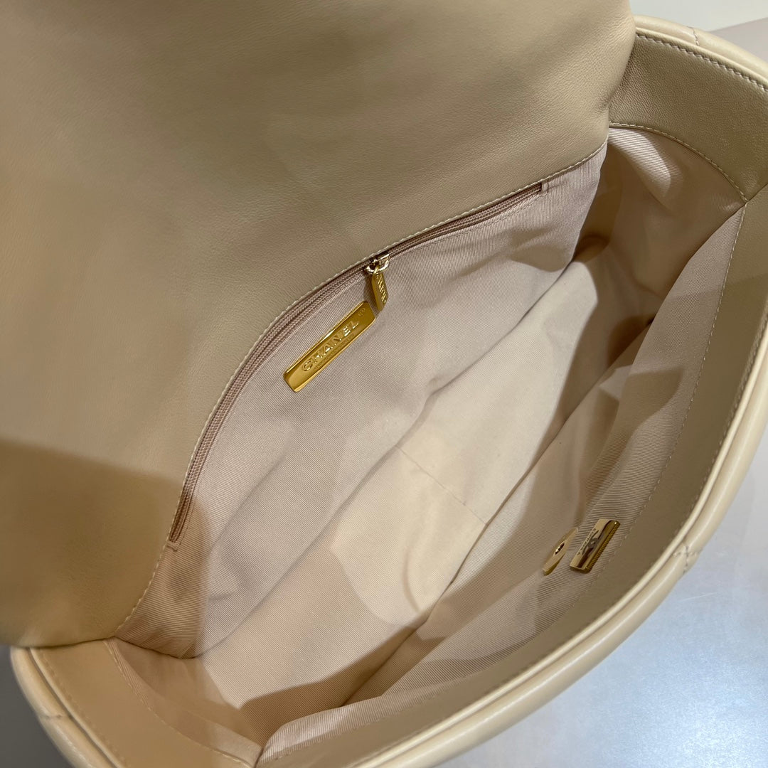 CH  19 LARGE HANDBAG 30  Lambskin Apricot