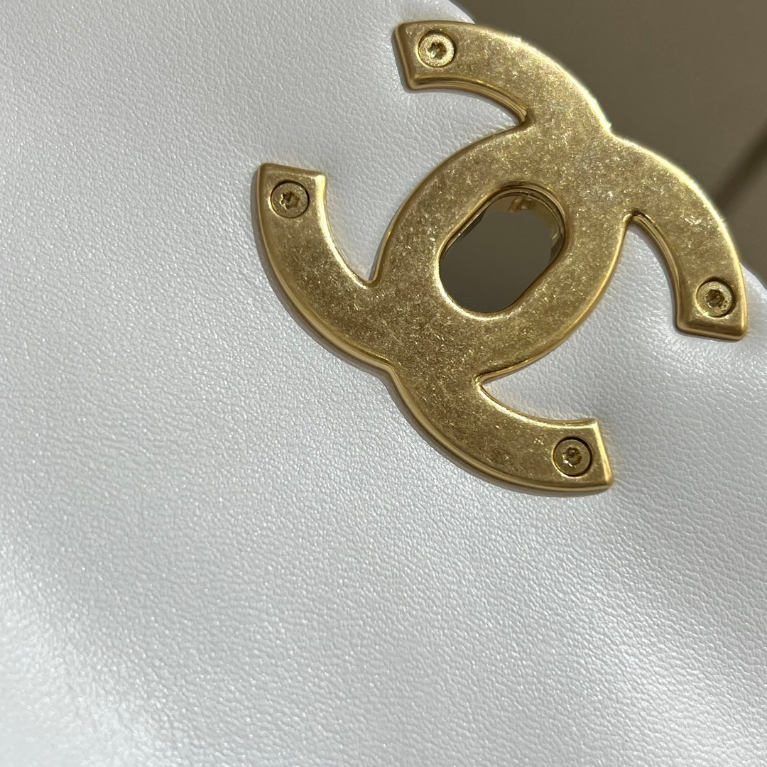 CH  19 LARGE HANDBAG 30  Lambskin White