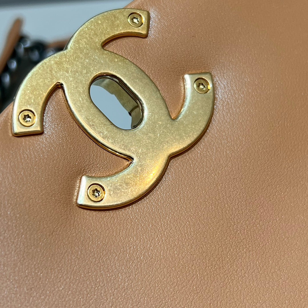 CH  19 LARGE HANDBAG 30  Lambskin Gold Brown