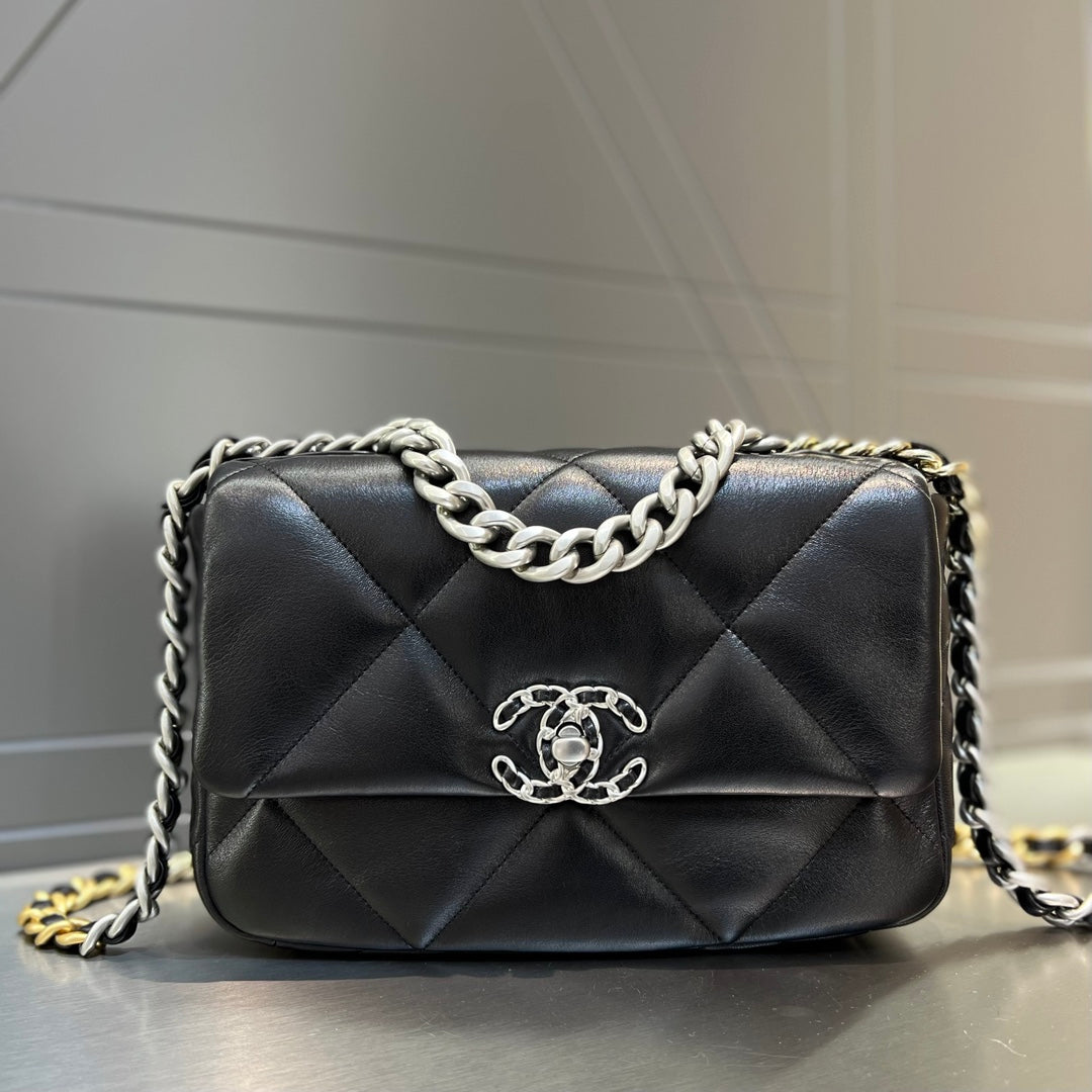 CH  19 HANDBAG 26  Lambskin Black
