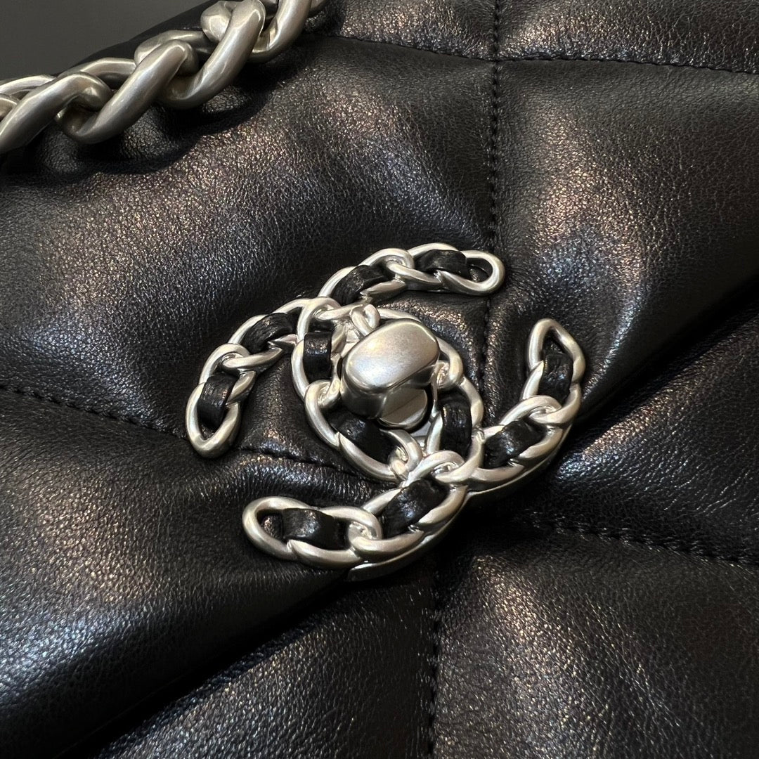 CH  19 HANDBAG 26  Lambskin Black