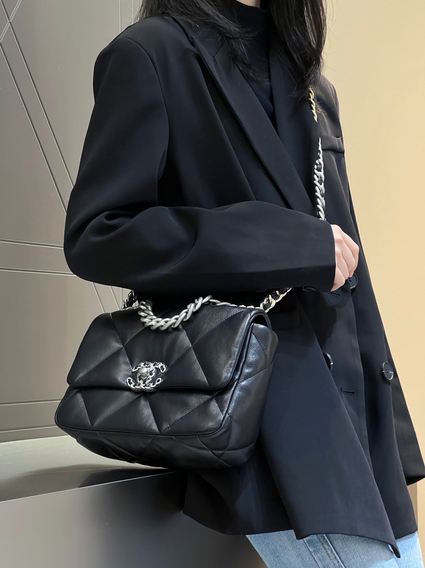 CH  19 HANDBAG 26  Lambskin Black