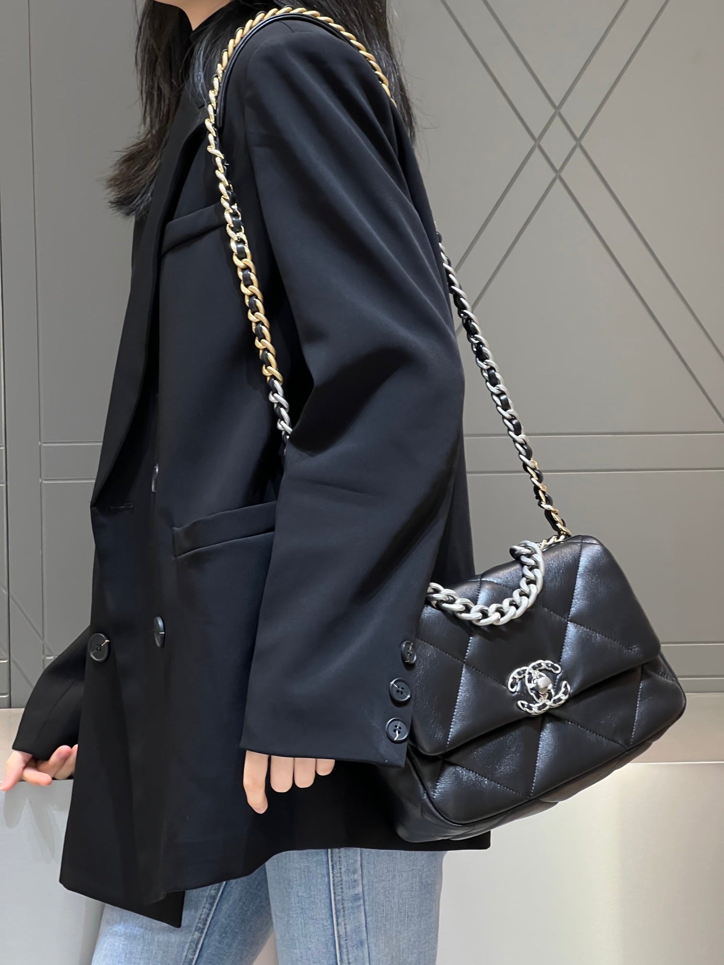 CH  19 HANDBAG 26  Lambskin Black