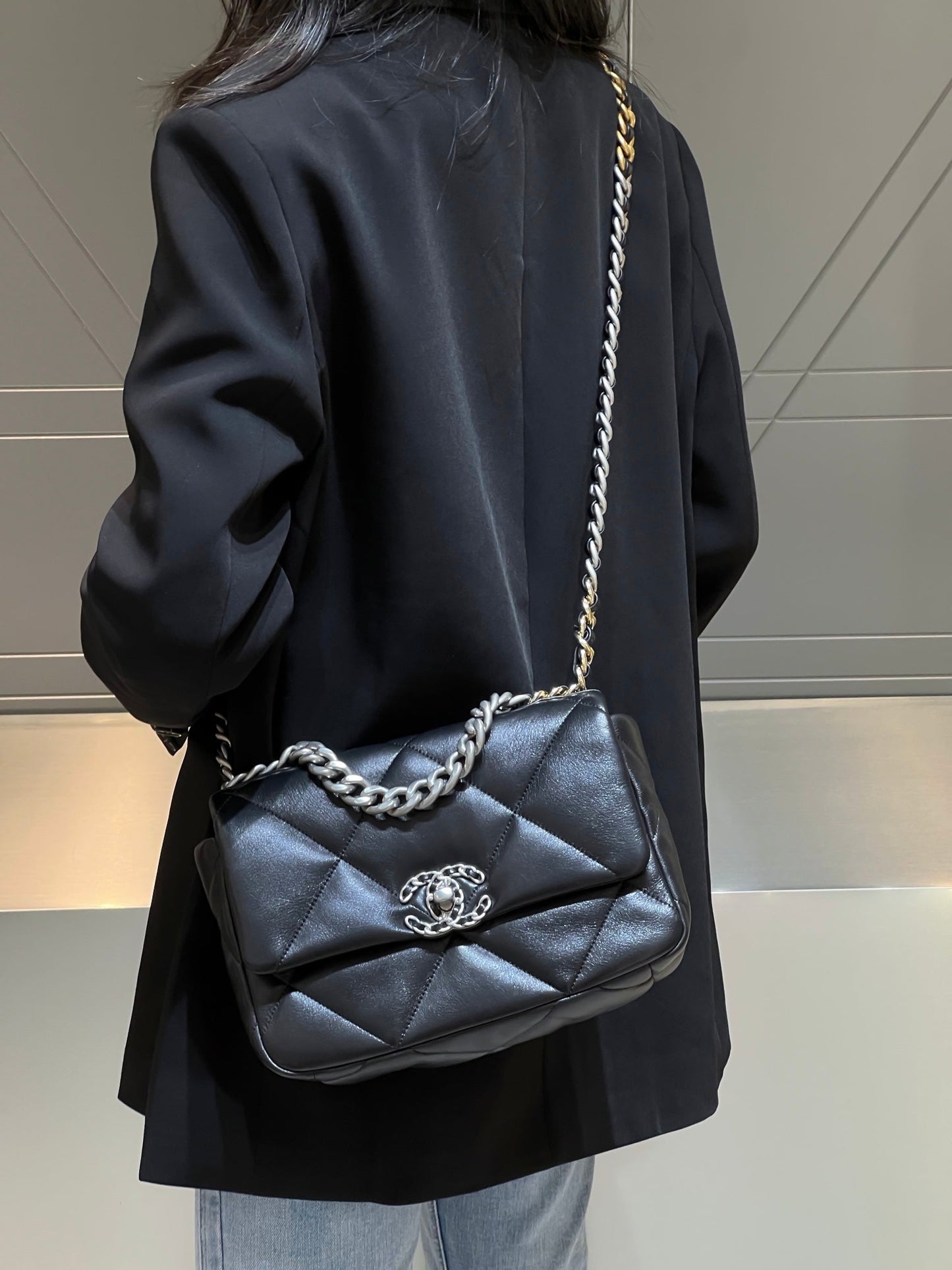 CH  19 HANDBAG 26  Lambskin Black