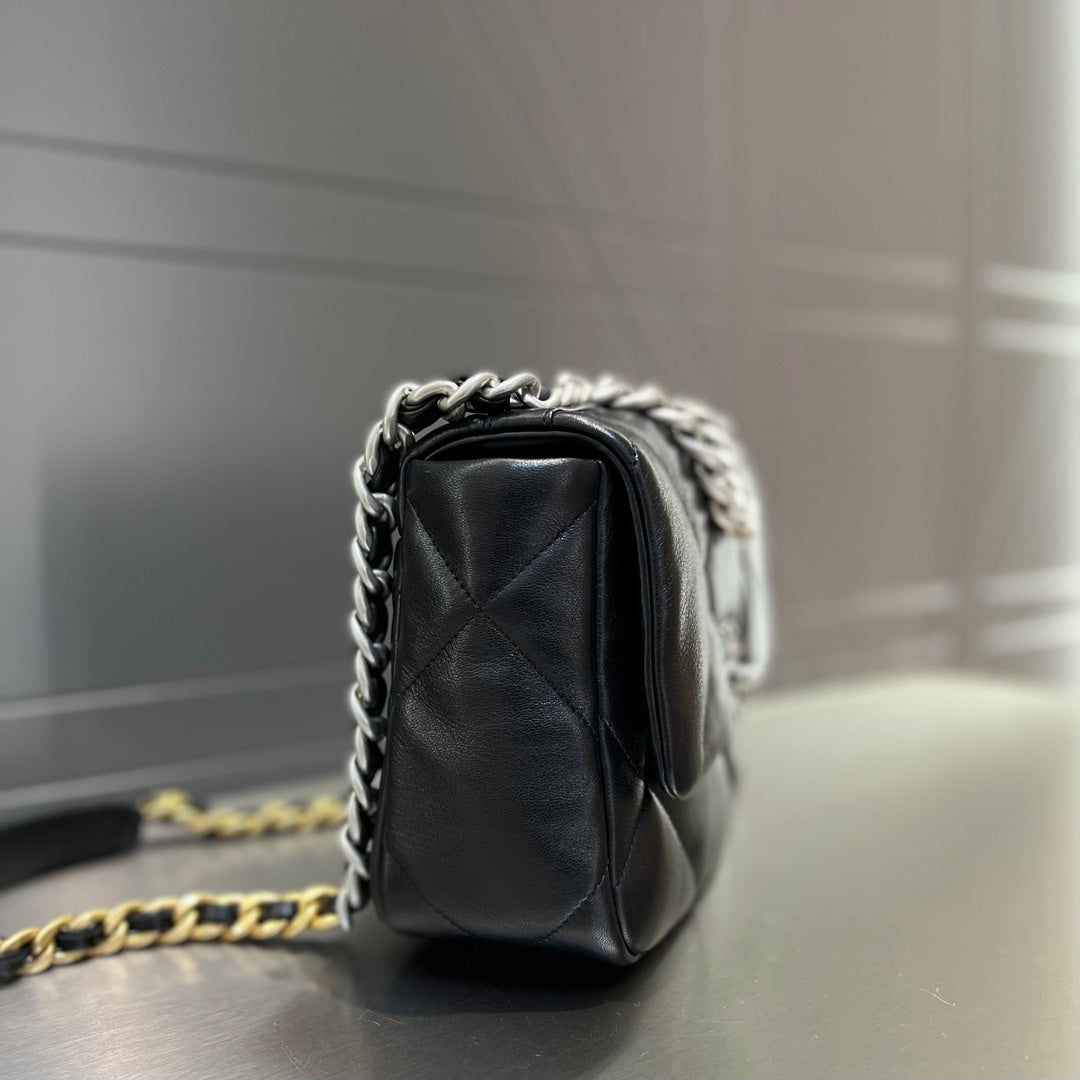 CH  19 HANDBAG 26  Lambskin Black